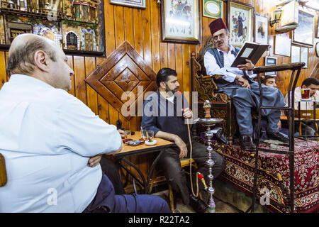 Damaskus, Syrien, 1. Juni 2009: Abu schattig, der letzte Der hakawati fabled Geschichtenerzähler von Damaskus Al Nawfra Kaffeehaus durchführen. Stockfoto