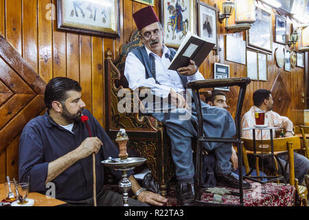 Damaskus, Syrien, 1. Juni 2009: Abu schattig, der letzte Der hakawati fabled Geschichtenerzähler von Damaskus Al Nawfra Kaffeehaus durchführen. Stockfoto