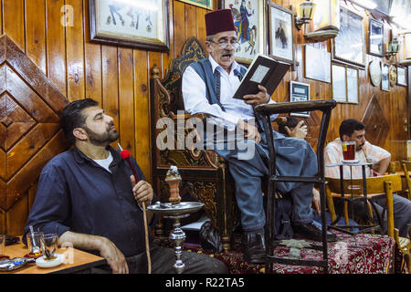 Damaskus, Syrien, 1. Juni 2009: Abu schattig, der letzte Der hakawati fabled Geschichtenerzähler von Damaskus Al Nawfra Kaffeehaus durchführen. Stockfoto