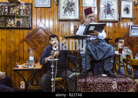 Damaskus, Syrien, 1. Juni 2009: Abu schattig, der letzte Der hakawati fabled Geschichtenerzähler von Damaskus Al Nawfra Kaffeehaus durchführen. Stockfoto