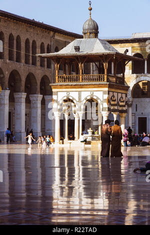 Damaskus, Syrien: Menschen am Hof der Umayyaden Moschee von Damaskus, einer der größten und ältesten der Welt. Stockfoto