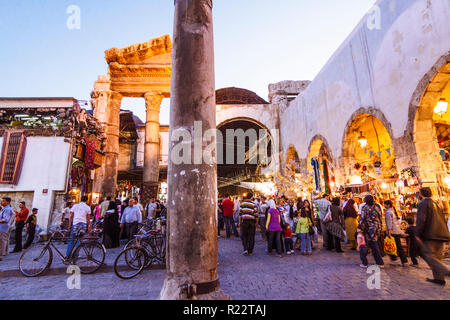 Damaskus, Syrien: Passanten an den Ruinen des römischen Jupiter Tempel (1. Jahrhundert v. Chr. bis zum 4. Jahrhundert) am Eingang des Al-Hamidiyah Souq. Stockfoto