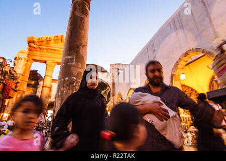 Damaskus, Syrien: Passanten an den Ruinen des römischen Jupiter Tempel (1. Jahrhundert v. Chr. bis zum 4. Jahrhundert) am Eingang des Al-Hamidiyah Souq. Stockfoto