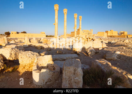 Palmyra Homs Governatorat, Syrien - 27. Mai 2009: Große Kolonnade von Palmyra. Bel Tempel im Hintergrund. Stockfoto