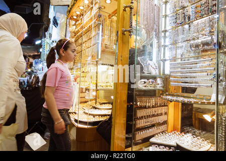 Damaskus, Syrien: ein jugendlich Mädchen sieht einen Gold Schmuck Shop bei Al-Hamidiyah Souq. Stockfoto