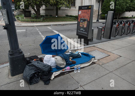 Obdachlose Person schlafen auf der Straße Washington DC Stockfoto