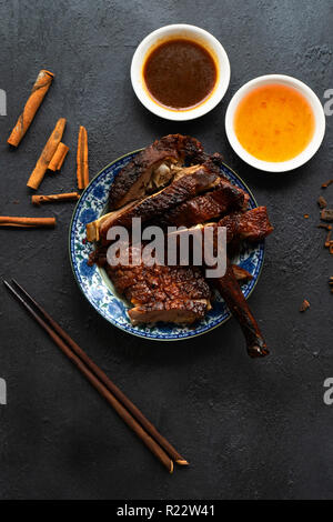 Chinesische gebratene Ente mit dunklen Hintergrund Stockfoto