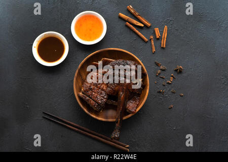 Chinesische gebratene Ente mit dunklen Hintergrund Stockfoto