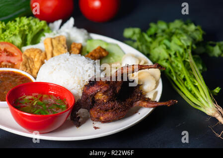 Nasi Lemak kukus mit Wachtel Fleisch Draufsicht, malaysische Gerichte Stockfoto