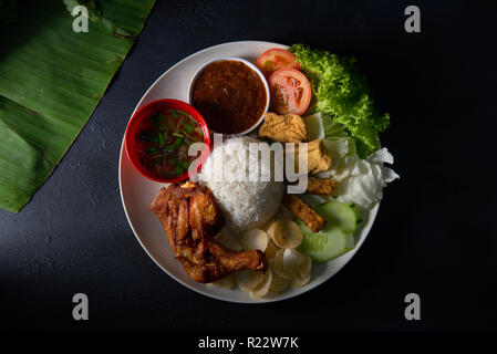 Nasi Lemak kukus mit drumpstick von Oben nach Unten anzeigen Stockfoto