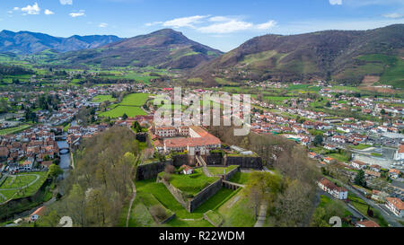 Antenne Panorama von Saint Jean Pied de Port mittelalterliche französische Stadt und Festung in den Pyrenäen im Baskenland Frankreich beliebtes Ziel Stockfoto