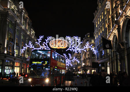 Oxford Circus bus Line betreibt über Weihnachtsschmuck in der Oxford Street in London, England Stockfoto