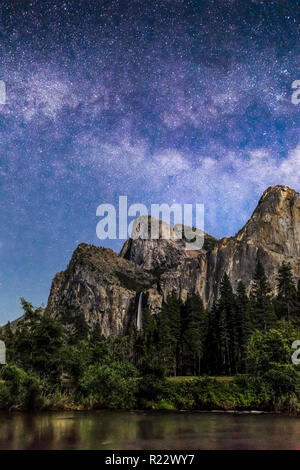 Bridal Veil Falls stürzt zwischen Dom Felsen und den Schiefen Turm gekrönt durch die Milchstraße in einer mondhellen Nacht wie aus Blick auf das Tal entlang der gesehen Stockfoto