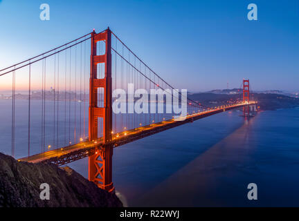 Die berühmte Golden Gate Bridge von San Francisco Bay und die Stadt von San Francisco kurz vor Sonnenaufgang gesichert. Stockfoto