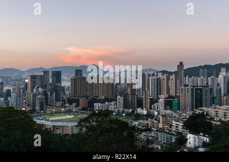 Sonnenuntergang über Happy Valley District, berühmt für seine Pferderennbahn auf Hong Kong Island, Hong Kong SAR, China Stockfoto