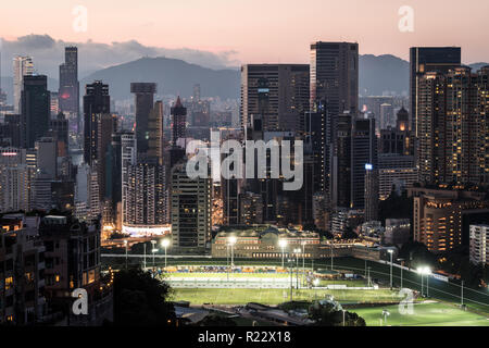 Sonnenuntergang über Happy Valley District, berühmt für seine Pferderennbahn auf Hong Kong Island, Hong Kong SAR, China Stockfoto