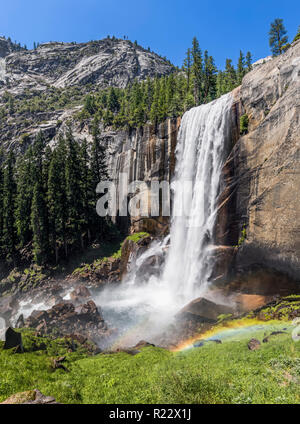 Von Kalifornien Merced River stürzt über Vernal fällt auf dem Weg nach Yosemite Tal. Stockfoto