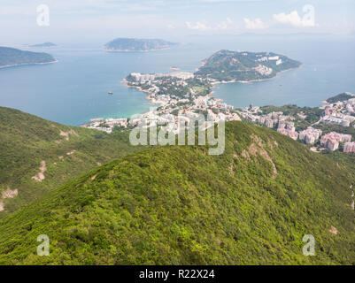 Blick über die Stadt von der Stanley Wilson Wanderweg in den Bergen im Süden der Insel Hong Kong in China. Stockfoto