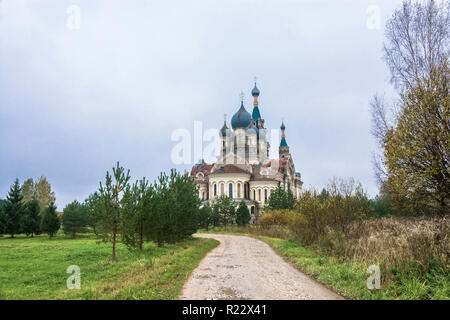 Majestic Spassky Cathedral im Dorf Kukoboi an einem bewölkten Tag, Jaroslawl, Russland. Stockfoto