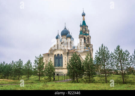 Majestic Spassky Cathedral im Dorf Kukoboi an einem bewölkten Tag, Jaroslawl, Russland. Stockfoto