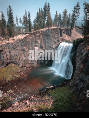 Lange Exposition von Rainbow Falls Wasserfall in Mammoth Lakes, California, USA in der Nähe von Devil's Postpile National Monument. Hohe Klippen, die umliegenden Bäume, ein Stockfoto