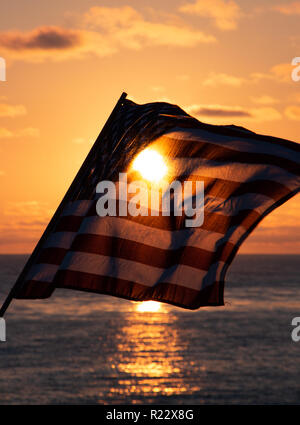 Nahaufnahme der amerikanischen Flagge vor einen goldenen Sonnenuntergang entlang der Pazifik Küste. Amerikanische Flagge ist fast. Stockfoto