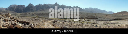 Trockenes Flussbett und Berg in Jordanien Stockfoto