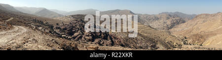 Schmutz der Straße in die Berge in der Nähe von Shobak, Jordanien Stockfoto