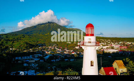 Drone Schuß von Basco Leuchtturm in der Provinz Batanes, Philippinen Stockfoto