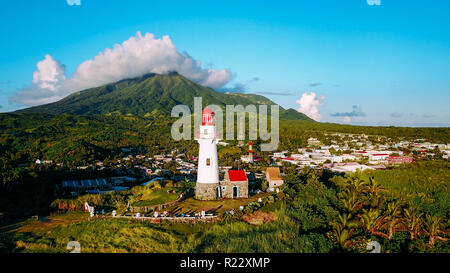 Drone Schuß von Basco Leuchtturm in der Provinz Batanes, Philippinen Stockfoto