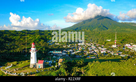 Drone Schuß von Basco Leuchtturm in der Provinz Batanes, Philippinen Stockfoto