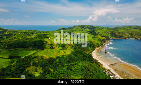 Drone Schuß von Mahatao Tayid Leuchtturm auf sanften Hügeln in der Provinz Batanes, Philippinen Stockfoto