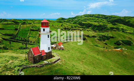 Drone Schuß von Mahatao Tayid Leuchtturm auf sanften Hügeln in der Provinz Batanes, Philippinen Stockfoto