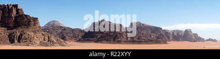 Panorama der Berge im Wadi Rum Wüste, Jordanien Stockfoto