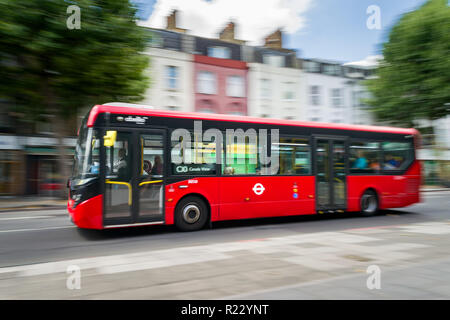 Panning Bild eines roten Abelio Bus entlang einer Straße in London reisen, Großbritannien Stockfoto