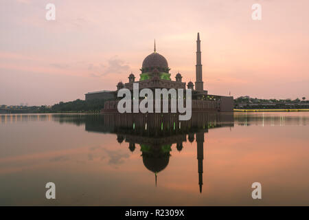 Putrajaya Moschee zwischen sunsire in Kuala Lumpur, Malaysia. Rosa Moschee in Kuala Lumpur, Malaysia. Asien. Stockfoto