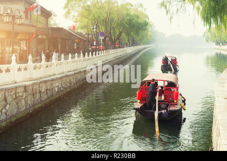 China traditionellen touristischen Boote auf Peking Kanäle von Qianhai See an der ShiChaHai Distrikt in Peking, China Stockfoto