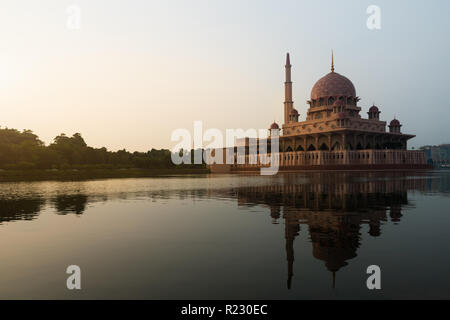 Putrajaya Moschee zwischen sunsire in Kuala Lumpur, Malaysia. Rosa Moschee. Stockfoto