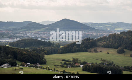 Blick auf die stadt Koprivnice mit Bila Hora und anderen Hügeln des Podbeskydska Hügelland Berge um von hukvaldy Burgruinen in der Tschechischen Republik Stockfoto