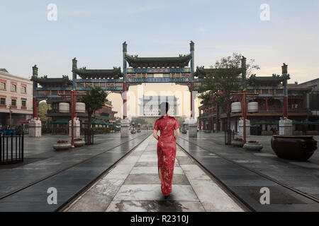 Asiatische junge Frau in alten traditionellen chinesischen Kleider in Hutong in Peking, China. Stockfoto