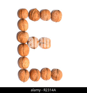 Buchstabe E mit Muttern einen Buchstaben des Alphabets zu bilden. Obst Buchstaben auf weißem Hintergrund. Stockfoto