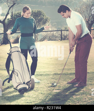 Attraktive golf Partner zusammen spielen Tour Golf am Golfplatz Stockfoto