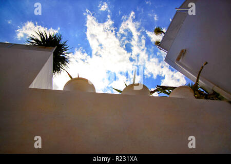 Blick auf weiße Häuser Dach Balkon und blauer Himmel mit Wolken in Medina von Hammamet Tunesien am Mittelmeer, Nordafrika/Architektur Arabisch. Stockfoto