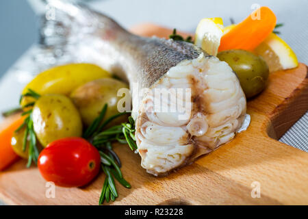 Rezept Kabeljau gebacken im rustikalen Stil. Rezept: Kabeljau Schwanz 250 g, hinzufügen, mit Salz, Pfeffer. Kochen im Backofen 20 Min. bei 220 C. Garniert mit gekochten Kartoffeln, Stockfoto