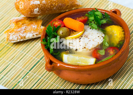 Fisher Suppe aus Merluccius. Rezept: kochen Suppe aus Fish Head, Kartoffeln, Karotten, Schalotten, Mais, Fischfilets oder Steak 200 g, Salz, Stockfoto