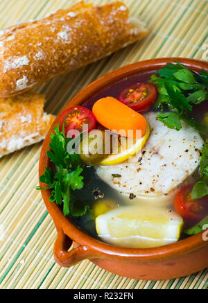 Fischsuppe mit Seehecht. Rezept: Für die Brühe kochen Seehecht Kopf, Kartoffeln, Karotten, Schalotten, Mais und 200 g Fischfilet. Mit Salz, Pfeffer würzen, kochen in Stockfoto