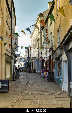 Church Street, Monmouth, einer belebten Fußgängerzone mit einer Reihe von kleinen, unabhängigen Geschäften. Stockfoto