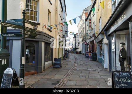 Church Street, Monmouth, einer belebten Fußgängerzone mit einer Reihe von kleinen, unabhängigen Geschäften. Stockfoto