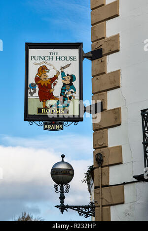 Zeichen für die Punch House Inn, dem achtzehnten Jahrhundert coaching House auf Agincourt Square, Monmouth, Gwent Stockfoto