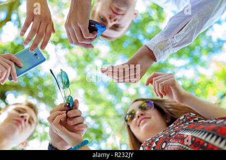 Gruppe Junge Hipsters mit Gadget Hand Flares Stockfoto